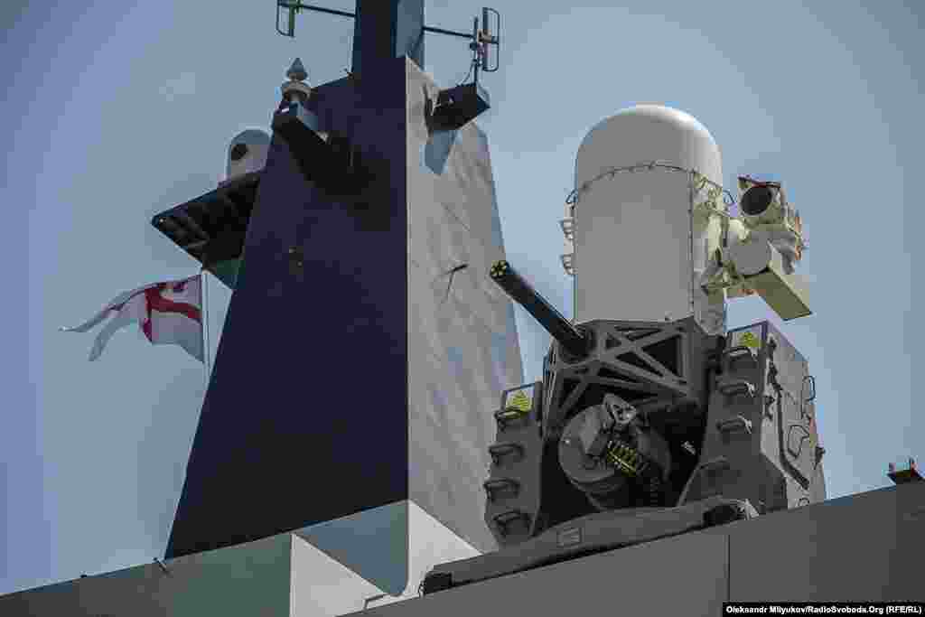 Корабельна&nbsp;артилерійська система&nbsp;малого&nbsp;калібру.&nbsp;Озброєння нових англійських ескадрених міноносців типу 45 є суто оборонним, що пояснюється головним завданням нових есмінців &ndash; ППО морських угруповань ВМС