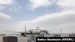 Кытай вакцинанын 150 миң дозасын жардам ирээтинде акысыз берген, калганын кыргыз өкмөтү сатып алган.