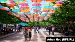 Disa qytetarë më 15 korrik, duke ecur në sheshet e Prishtinës. Sipas masave në fuqi, qytetarët nuk obligohen të mbajnë maska gjatë ecjes vetëm në ambiente të hapura.
