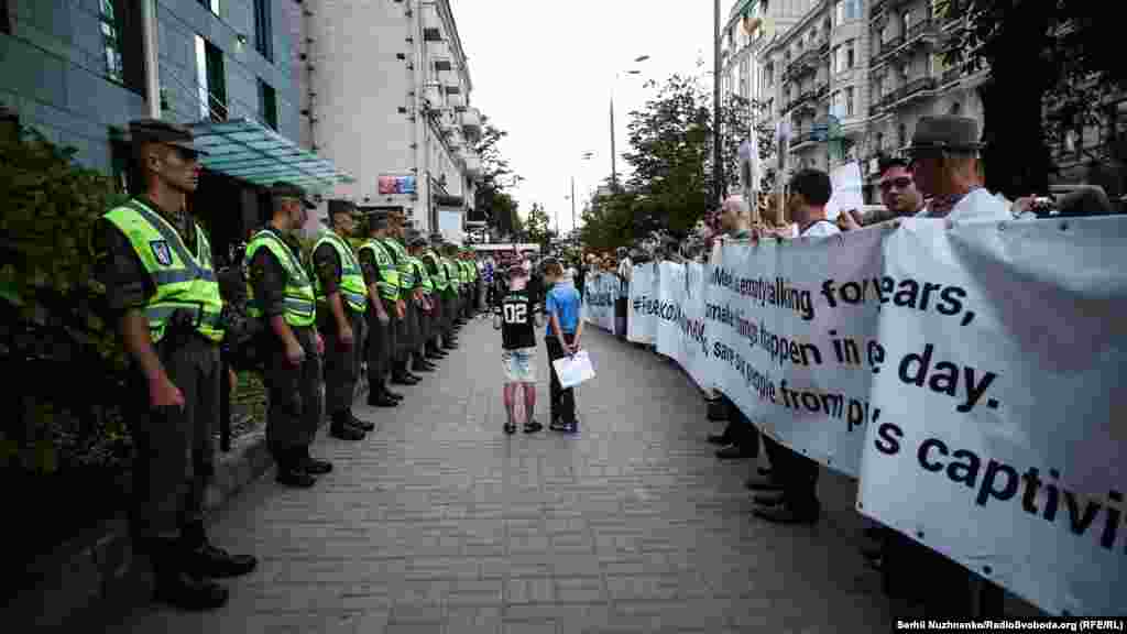 З таким посланням вони підійшли до німецького посольства