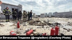 Место падения беспилотника на крыше спорткомплекса "Белгород Арена", 12 июля 2025 года (Телеграм-канал Вячеслава Гладкова)