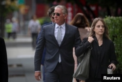 Чарльз Макгонигал на пути в Федеральный суд в Нью-Йорке, США, 15 августа 2023 года
