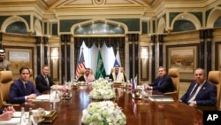 აშშ-ის სახელმწიფო მდივანი მარკო რუბიო, რუსეთის საგარეო საქმეთა მინისტრი სერგეი ლავროვი და სხვა ამერიკელი და რუსი ოფიციალური პირები ესწრებიან შეხვედრას საუდის არაბეთის დელეგაციასთან ერ-რიადში 17 თებერვალს.