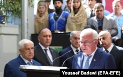 Алхас Квициния (справа)