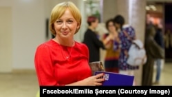 Jurnalista Emilia Șercan a arătat într-o anchetă publicată miercuri în Pressone că 42 din totalul de 138 de pagini din teza de doctorat a premierului Ciucă reprezintă material copiat din cărți sau alte teze de doctorat. 