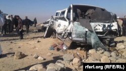 افغانستان کې وخت ناوخته پر لويو لارو ټرافيکي پېښې رامنځ ته کېږي چې چارواکي يې لامل د ډرايورانو بې احتياطي ګڼي. انځور له ارشيفه 