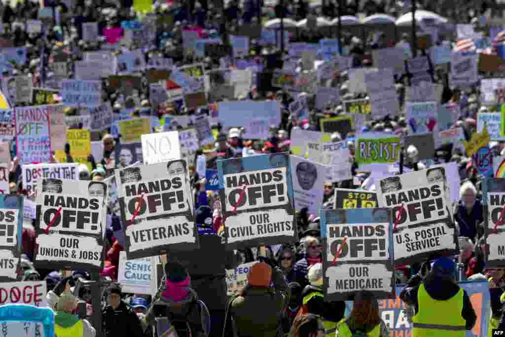 Акція у Сент-Полі, штат Міннесота, в рамках загальнонаціонального протесту «Руки геть!» проти реформ Ілона Маска у державному секторі, зокрема масових скорочень. США, 5 квітня 2025 року