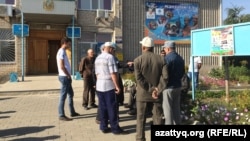 Активисты села Курайлы у здания местного акимата. Пригород Актобе. 19 сентября 2017 года.  