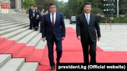 Кыргызстандын президенти Сооронбай Жээнбеков жана Кытайдын төрагасы Си Цзинпин. Бээжин, 6-июнь, 2018-жыл.
