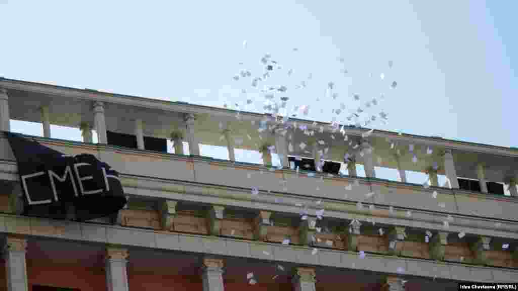 Активисты пытались развернуть баннер "ВТО- смерть России" из здания гостиницы "Москва"