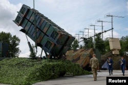 Patriot кешені маңында жүрген Украинаның әскери қызметкерлері. Тамыз, 2024 жыл.