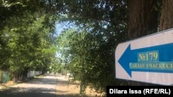 Кеңестөбе ауылындағы 179-сайлау учаскесіне апаратын жолды көрсететін белгі. Түркістан облысы Бәйдібек ауданы, 16 шілде 2021 жыл.