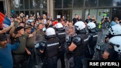Građanski protest pred zgradom Filozofskog fakulteta, Novi Sad, Srbija, 26. avgust 2025.