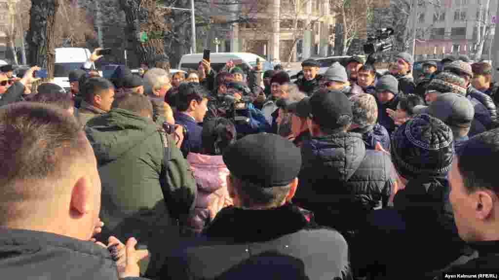 Кеңсеге кіруден бас тартқан азаматтардың кейбірі "Назарбаев кетсін!" деп айғайлады.