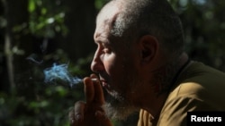 Український військовослужбовець курить на позиції на передовій у Донецькій області