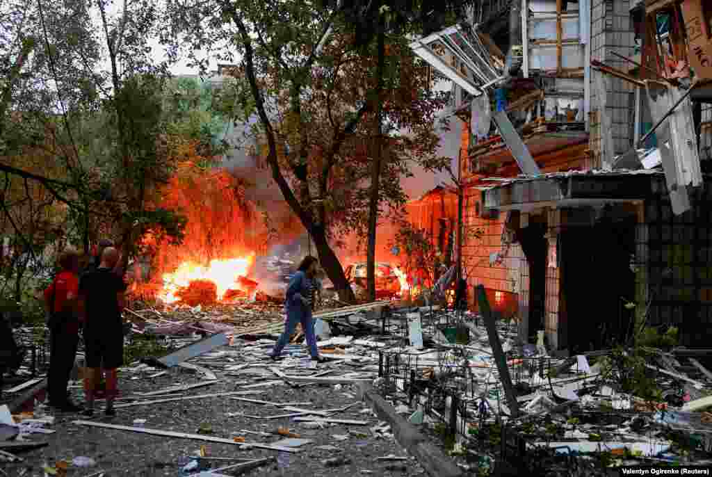 Пожежа у одному з дворів Києва внаслідок атаки військ РФ