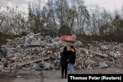 O grămadă de moloz rămasă în urma unui atac rus în regiunea Harkov din Ucraina, în octombrie 2023.