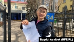 Жанар показывает квитанции об оплате административного штрафа