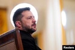 Володимир Зеленський слухає виступ європейських колег