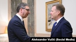 Presidenti i Serbisë, Aleksandar Vuçiq, (majtas) takohet në Beograd me të dërguarin e Bashkimit Evropian për dialogun Kosovë-Serbi, Peter Sorensen, 25 mars.