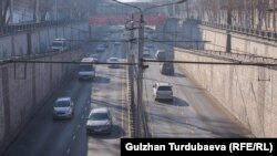 Отсутствие современной общественной транспортной инфраструктуры делает личный автомобиль самым удобным (чаще единственным) средством передвижения.