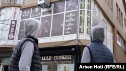 Dy të rinj në qytetin e Vushtrrisë.