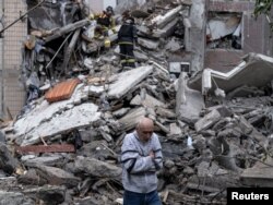 Місцевий чоловік, чию матір рятувальники саме намагаються знайти під завалами. Напередодні їхній будинок був сильно пошкоджений внаслідок російського авіаудару. Костянтинівка, 8 травня 2025 року