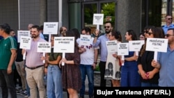 Pjesëtarë të organizatave të shoqërisë civile mbajnë në duar pankarta në shenjë proteste kundër moskonstituimit të Kuvendit të Kosovës, pranë hyrjes së Kuvendit në Prishtinë, 25 mars.