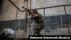 Севередонецктин өндүрүштүк аймагында топтолгон украин аскерлеринин бири,  20-июнь 2022-жыл. 