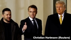 Президент Франции Эммануэль Макрон сопровождал избранного президента США Трампа и президента Украины Владимира Зеленского. Париж, 7 декабря 2024 года