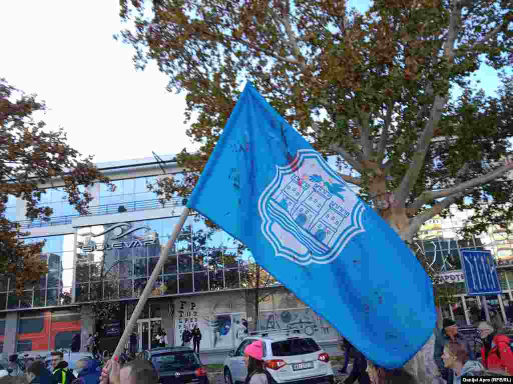 Okupljeni su duž bulevara nosili "krvavu" zastavu Novog Sada. &nbsp;