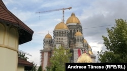 Catedrala Mântuirii Neamului este ridicată pe un teren care valorează peste 180 de milioane de euro acordat de Primăria Capitalei în mandatul Videanu. Construcția în sine a însemnat contribuții la fel de substanțiale din bani publici, în ultimii 15 ani. Interiorul și clădirile adiacente proiectului nu sunt finalizate. Fotografie din septembrie 2021.