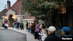 امريکایان په ولسمشريزه ټاکنو کې د خپلو رايو د اچولو لپاره په قطار کې ولاړ دي.