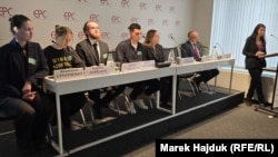 Військові, які перебували в російському полоні, і родичі військовополонених спілкуються з політиками та громадськими активістами ЄС. Брюссель, Бельгія, 15 жовтня 2024 року