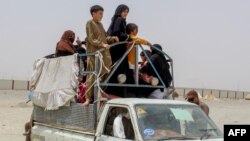 په چمن کې یوه افغانه کورنۍ تر نوملیکنې وروسته سپین بولدک ته د تګ تیاری کوي - د اګست لومړۍ نېټې انځور.