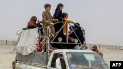 گروهی از مهاجرین افغان که در ماه‌ آگست از پاکستان اخراج شدند.