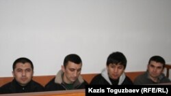 Четверо из 29 узбекских беженцев-мусульман (второй справа - Олимжон Холтураев) в ожидании судебного заседания в Алмалинском районном суде. Алматы, 11 марта 2011 года.