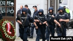 Полиција на местото каде е извреш нападот во Виена.