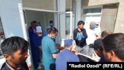 Раненых везут в центральную больницу в Исфаре