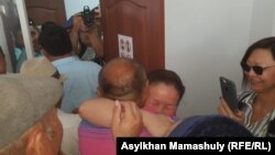 Сайрагуль Сауытбай, гражданка Китая, после освобождения в зале суда, где ей предъявляли обвинение в незаконном пересечении границы. Алматинская область, 1 августа 2018 года.  