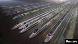 Высокоскоростные поезда на базе технического обслуживания в китайской провинции Хубэй.  25 декабря 2012 года.