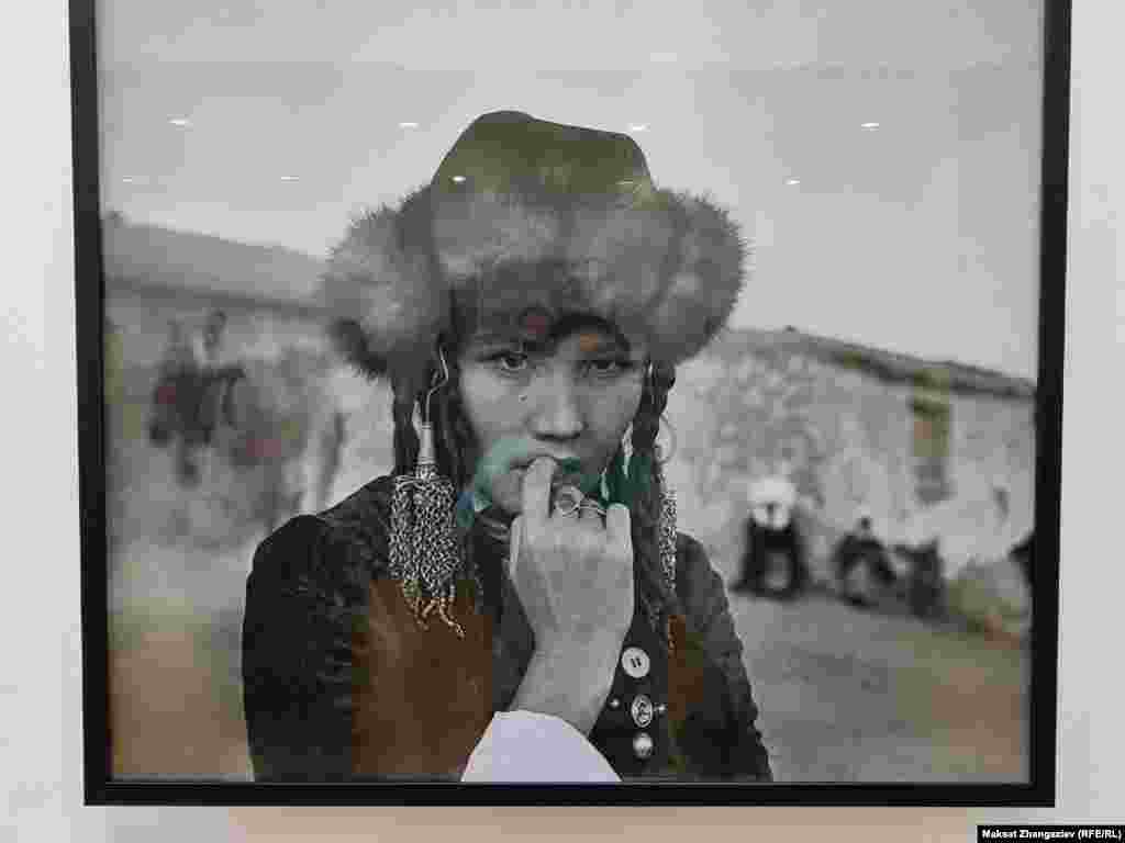 1971-жылы &quot;Кыргызфильм&quot; киностудиясында иштей баштаган. Режиссер катары ал 1977-жылы &quot;Саламатсыңбы, жайлоо&quot;, 1978-жылы &quot;Кымыз&quot;, 1980-жылы &quot;Чабан жана туман&quot;, 1986-жылы &quot;Жолборс жайлоодо эки уйду жарып кетти&quot;, 1987-жылы &quot;Өрөөн жана элдер&quot;, 1989-90-жылдары &quot;Аэроплан&quot; (бүтпөй калган) тасмаларын тарткан. (Сүрөт кинорежиссер Андрей Кончаловскийдин &quot;Первый учитель&quot; (Чыңгыз Айтматовдун &quot;Биринчи мугалим&quot; чыгармасынын негизинде тартылган) тасмасынан)