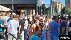 Nënshkrimi i peticionit nga serbët lokalë kundër urave të reja në Mitrovicë më 7 korrik. 

