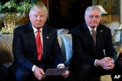 Президент Дональд Трамп із генерал-лейтенантом армії у відставці Кітом Келлогом у маєтку Мар-а-Лаго в Палм-Біч. Флорида, 20 лютого 2017 року