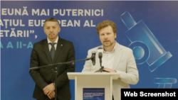 Ministrul român al Educației, Daniel Ovidiu David (stânga) și omologul său moldovean, Dan Perciun, vorbindu-le jurnaliștilor în marginea unui Forum al Cercetărilor, la Chișinău