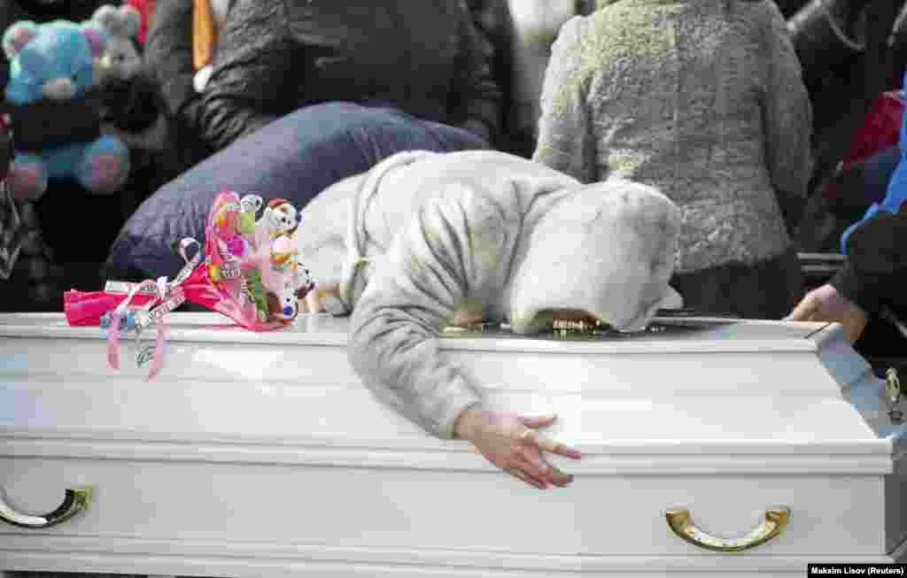 "Зимняя вишняя" сауда орталығындағы өртте қаза болған 10 жасар Мария Агаркованы туыстары жоқтап жатыр