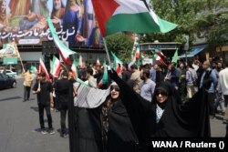 Un grup de iranieni, protestând la Teheran pe 13 iunie, în urma loviturilor israeliene din zorii zilei