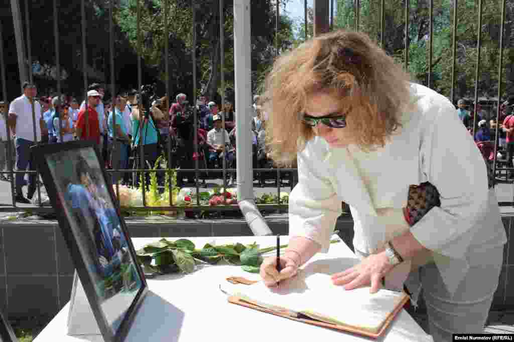 Уланбек Эгизбаев журналисттик негизги кесибинен тышкары, коомдогу актуалдуу маселелерге карата жарандык позициясын ар дайым билдирип келгени менен айырмаланчу. Ал адилетсиздикке, мыйзамсыздыкка кайдыгер карап тура алчу эмес. Эмгекчилдиги, кандан-бектен кайра тартпаган курчтугу менен башкалардан айырмаланган өзгөчө жигит болчу.