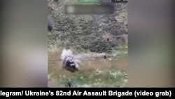 O imagine oferită de Brigada 82 Aerotransportată din Ucraina, care conduce contraofensiva împotriva unităților rusești de infiltrare ce au străpuns recent linia defensivă la nord de orașul Pokrovsk, din estul țării.