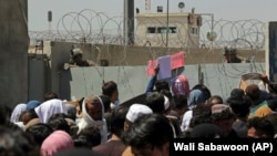 Mii de oameni încearcă să părăsească Afganistanul prin aeroportul din Kabul, singura poartă de ieșire pe care o mai au în timpul limitat rămas până la retragerea forțelor internaționale.